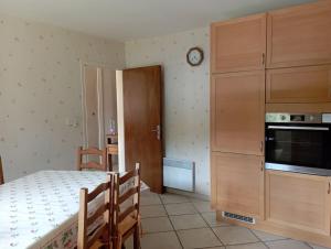 Kuchyňa alebo kuchynka v ubytovaní Grand appartement rez-de-chaussée avec jardin Briançon