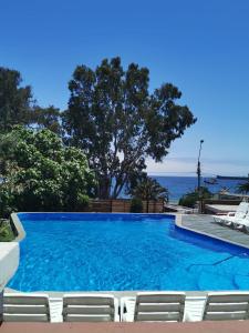 una gran piscina con vistas al océano en Hotel Huasco, en Huasco