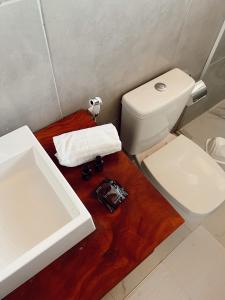 y baño con aseo blanco y lavamanos. en Pousada Minha Praia, en João Pessoa