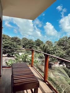 balcón con banco y vistas a los árboles en Pousada Minha Praia, en João Pessoa