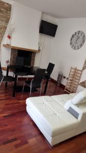 salon z białym łóżkiem i pianinem w obiekcie APPARTAMENTO LAKE GARDA ibiscus di Francia w mieście Desenzano del Garda