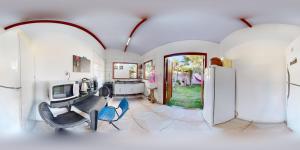 聖米格爾－杜戈斯托蘇的住宿－Espaço HaRo，一间设有两把椅子和电视的房间