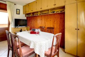 Televízia a/alebo spoločenská miestnosť v ubytovaní Apartment Ivanov
