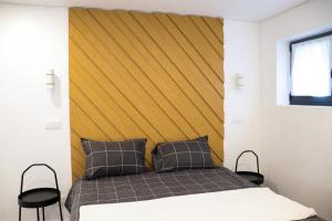 um quarto com uma cama e uma cabeceira em madeira em Bela Vista Urtigosa em Arouca