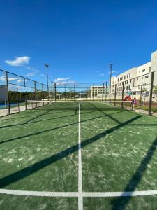 un campo da tennis con una rete sopra di Ca La Cristina - Apartamento Turístico L'Ametlla de Mar a L'Ametlla de Mar
