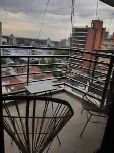un balcón con 2 sillas y una mesa en un edificio en Monteagudo 847 en San Miguel de Tucumán