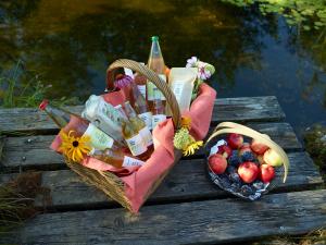 uma cesta de vinho e frutas sobre uma mesa em Ferienhaus Lenzenbauer em Salzburgo