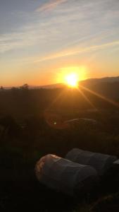 einen Sonnenuntergang mit Kuppeln auf einem Feld mit Sonnenuntergang in der Unterkunft Casa de Cristal-Retiros Esenciales Costa Rica in Cartago