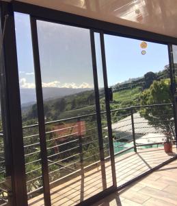 Aussicht vom Balkon eines Hauses in der Unterkunft Casa de Cristal-Retiros Esenciales Costa Rica in Cartago