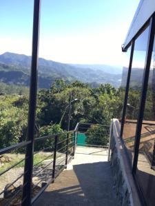 uma vista da varanda de uma casa em Casa de Cristal-Retiros Esenciales Costa Rica em Cartago
