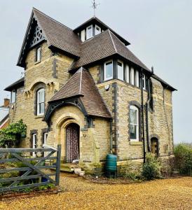 an old brick house with a large roof at Kennet House in Ludlow