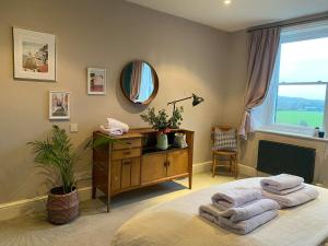 een slaapkamer met een bed met handdoeken erop bij Kennet House in Ludlow