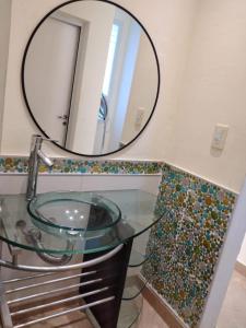 y baño con lavabo de cristal y espejo. en Casa Quinta Barrio Real en Junín
