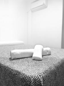 ロンダにあるHostal La Campiñaのベッドの上に座るタオル2枚