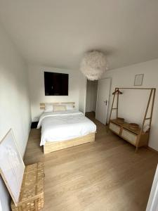 Un pat sau paturi într-o cameră la Appartement CACTUS