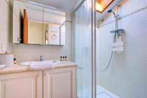 een badkamer met een wastafel en een douche bij Les Chambres du Perussier in Cucuron +43 foto's