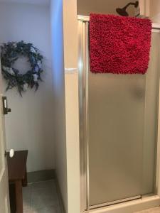 einen Kühlschrank mit einer roten Matte darüber in der Unterkunft Hallowell Rooming House in Hallowell