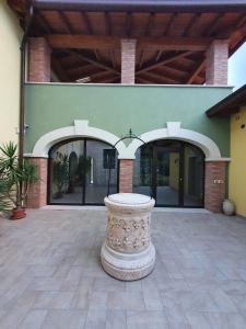 a patio with a stone table in front of a building at Paradiso degli Ulivi B&B in Peschiera del Garda