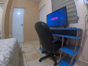 um monitor de computador sentado numa secretária num quarto em Apartament In Town Ponce- Free Wifi & Ac em Ponce