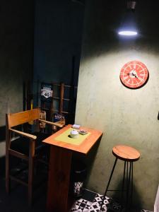 una habitación con una mesa y un reloj en la pared en Arroyo en Alta Gracia