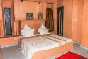 Postel nebo postele na pokoji v ubytování Riad Kasbah Omar