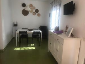 Televízia a/alebo spoločenská miestnosť v ubytovaní Vivienda Vacacional Delia Castillo 5A