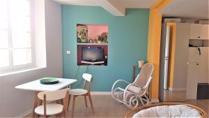 salon z niebieskimi ścianami, stołem i krzesłami w obiekcie Le point de vue w mieście Albi