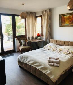 1 dormitorio con 1 cama, 1 silla y 1 mesa en Willa nad jeziorem w Warszawie en Warszawa