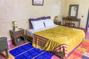 Postel nebo postele na pokoji v ubytování Riad Kasbah Omar