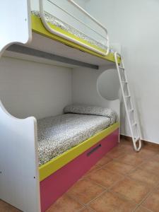 Litera en habitación con escalera en Casa Rural La Maestra en Atajate