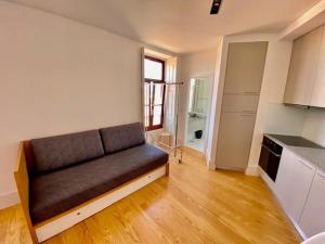 een woonkamer met een bank in een keuken bij Porto.Leça - Studios and Apts (Apt H) in Leça da Palmeira