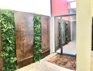 une chambre avec un mur recouvert de plantes dans l'établissement Porto.Leça - Studios and Apts (Apt H), à Leça da Palmeira