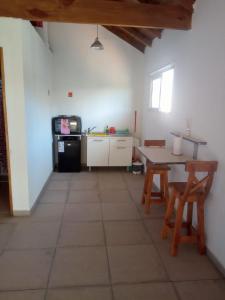 eine Küche mit einem Tisch und Stühlen im Zimmer in der Unterkunft Mangata mono in Mar de Cobo