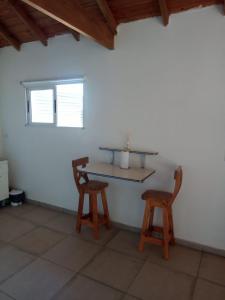 einen Tisch und zwei Stühle in einem Zimmer in der Unterkunft Mangata mono in Mar de Cobo
