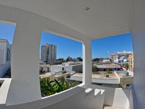 - un balcon offrant une vue sur la ville dans l'établissement Apartament In Town Ponce- Free Wifi & Ac, à Ponce