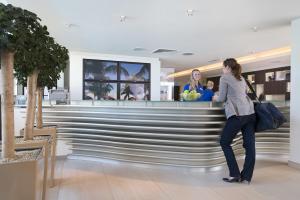 a woman standing at a bar in a store at Aspria Hannover Maschsee Sport & Spa in Hannover +21 photos