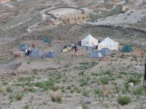 un grupo de tiendas de campaña en un campo con una montaña en Chez L'habitant Brahim kanih 