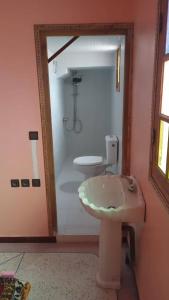 y baño con lavabo y aseo. en Chez L'habitant Brahim kanih 