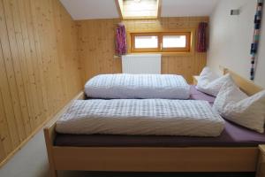 Giường trong phòng chung tại Ferienwohnung Moosbrugger