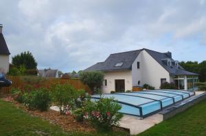 una casa con una gran piscina en el patio en ESMAEL, en Larmor-Baden