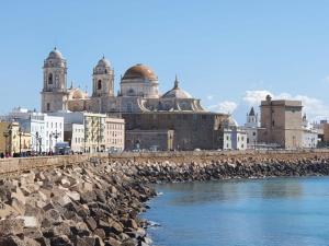 uma vista para uma cidade com um rio e edifícios em ÁTICO VICTORIA BEACH em Cádiz