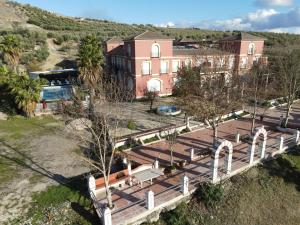 an aerial view of a house with a pool and trees at Complejo turístico Fuente de la Salud in Baena