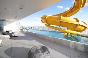 un tobogán de agua en la parte superior de un edificio con piscina en LUXETOWN - A luxury experience with pool and gym, en Guadalajara