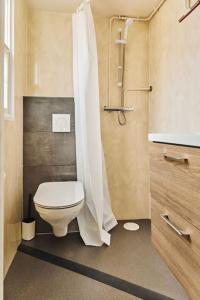 La salle de bains est pourvue d'une douche et de toilettes. dans l'établissement 4 persons chalet Valkenbosch situated in the forested area, à Oisterwijk