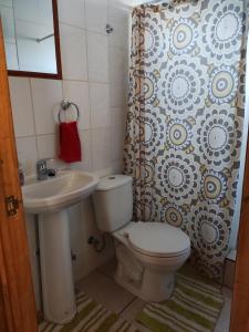 uma casa de banho com um WC e um lavatório em RdA Cabaña em Pichilemu