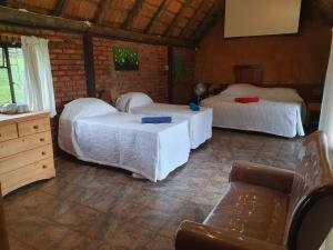 Un dormitorio con dos camas y una cómoda. en Reedbuck Lodge, en Amsterdam