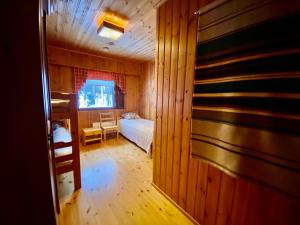 Kleines Zimmer mit einem Bett und einem Fenster in der Unterkunft Villa Rapakivi in Heinola