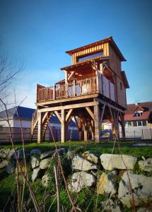 una casa sentada sobre un montón de rocas en La cabane au bain perché, 