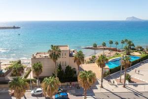 vistas a la playa y al océano desde un edificio en Paradero Rental S74 - Vistas al Mar, en Calpe