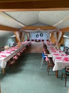 Reštaurácia alebo iné gastronomické zariadenie v ubytovaní Penzion Parkur + 26 fotografií